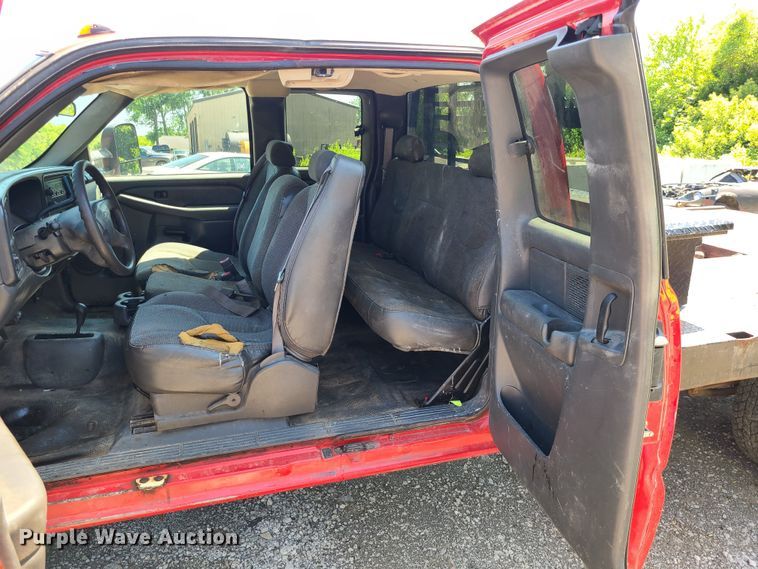 image for item MO9886 2004 Chevrolet Silverado 3500  Ext. Cab pickup truck