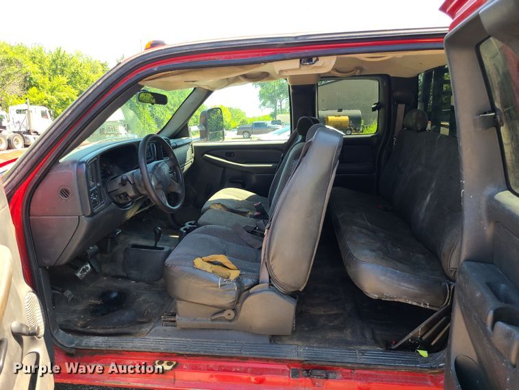 image for item MO9886 2004 Chevrolet Silverado 3500  Ext. Cab pickup truck