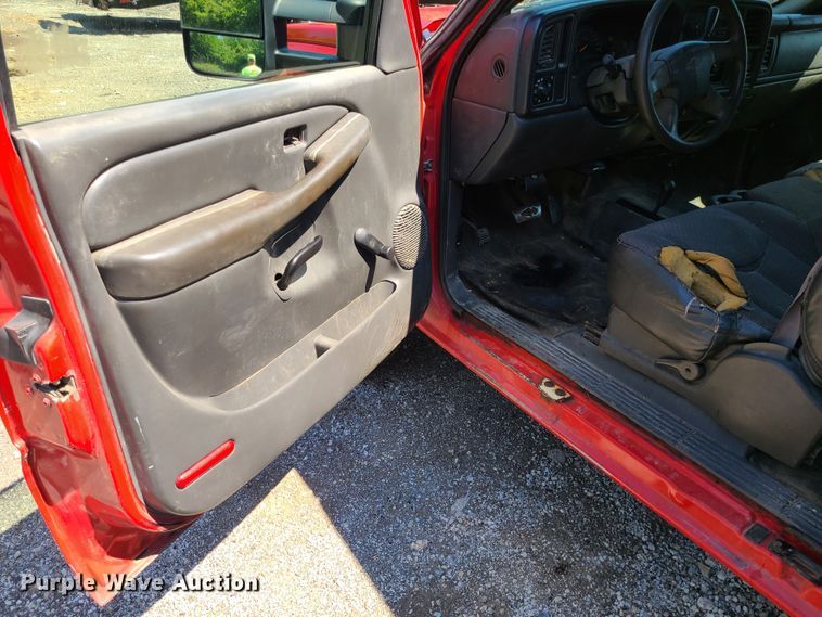 image for item MO9886 2004 Chevrolet Silverado 3500  Ext. Cab pickup truck