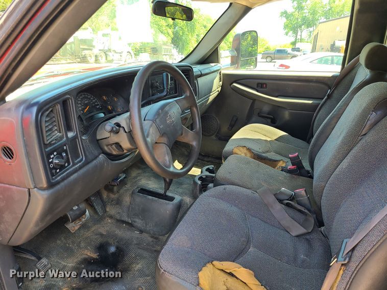 image for item MO9886 2004 Chevrolet Silverado 3500  Ext. Cab pickup truck