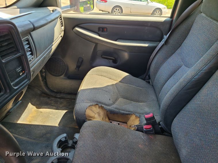 image for item MO9886 2004 Chevrolet Silverado 3500  Ext. Cab pickup truck