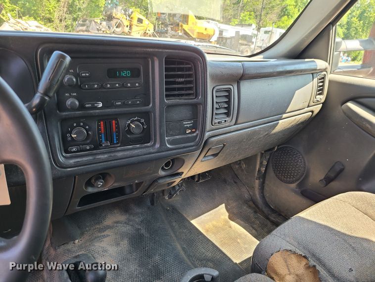 image for item MO9886 2004 Chevrolet Silverado 3500  Ext. Cab pickup truck