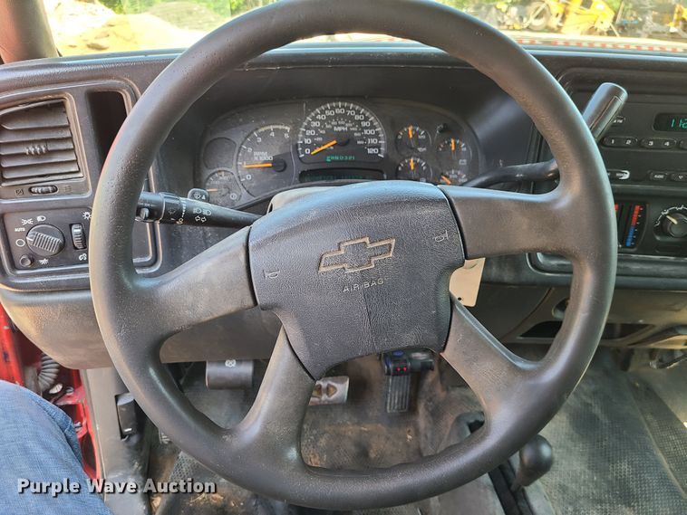 image for item MO9886 2004 Chevrolet Silverado 3500  Ext. Cab pickup truck