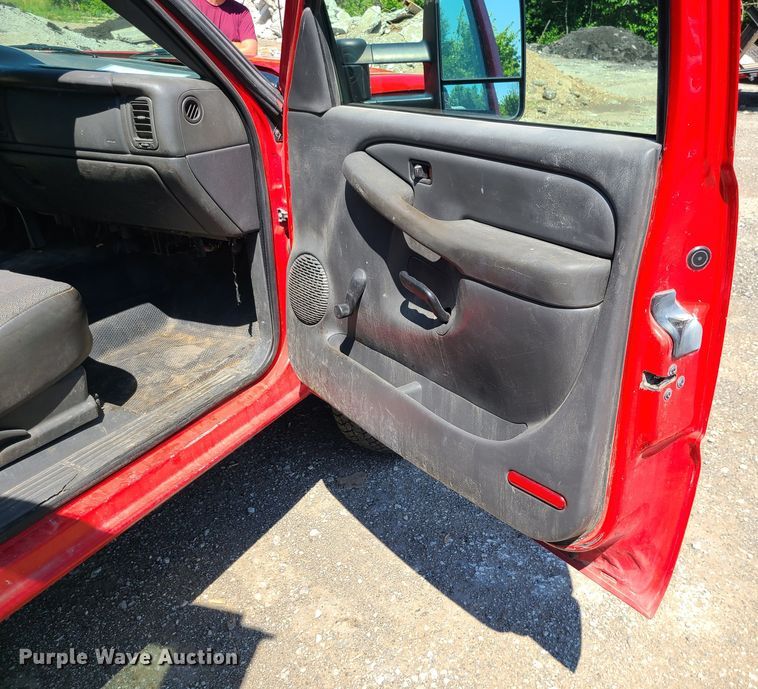 image for item MO9886 2004 Chevrolet Silverado 3500  Ext. Cab pickup truck