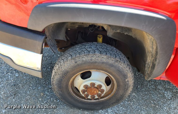 image for item MO9886 2004 Chevrolet Silverado 3500  Ext. Cab pickup truck