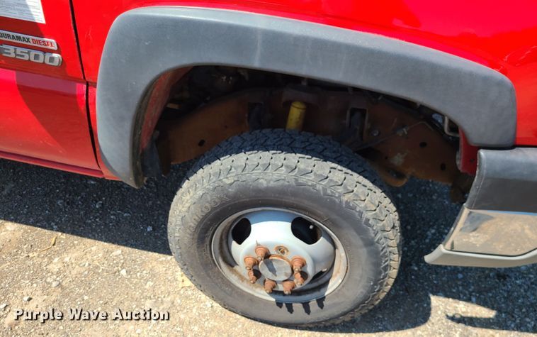 image for item MO9886 2004 Chevrolet Silverado 3500  Ext. Cab pickup truck