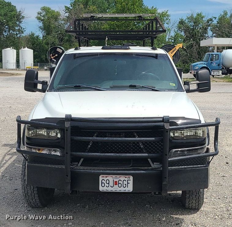 image for item MO9925 2001 Chevrolet Silverado 3500  Crew Cab utility bed pickup truck