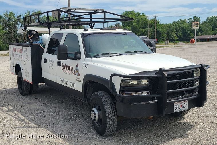 image for item MO9925 2001 Chevrolet Silverado 3500  Crew Cab utility bed pickup truck