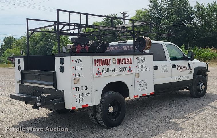 image for item MO9925 2001 Chevrolet Silverado 3500  Crew Cab utility bed pickup truck