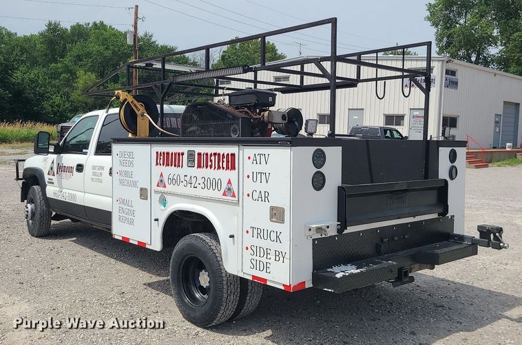 image for item MO9925 2001 Chevrolet Silverado 3500  Crew Cab utility bed pickup truck