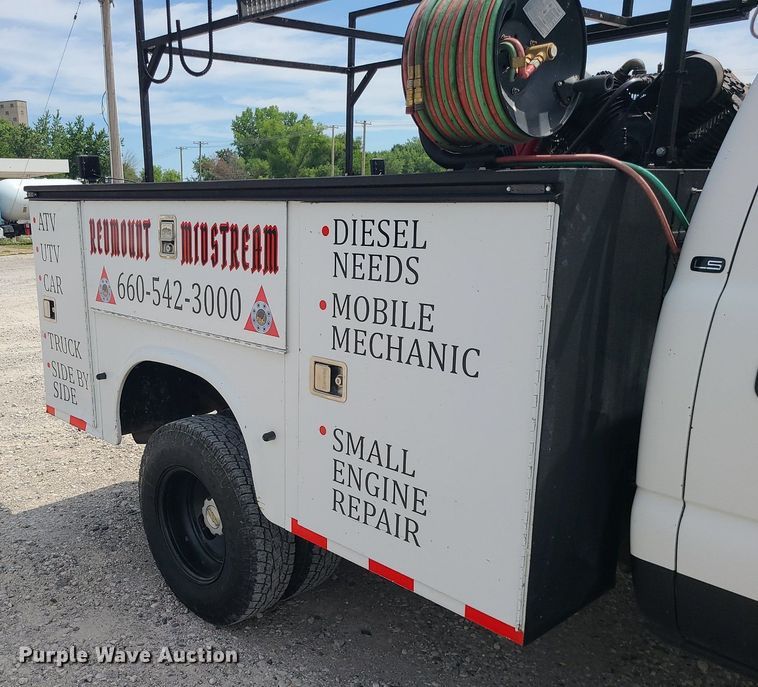 image for item MO9925 2001 Chevrolet Silverado 3500  Crew Cab utility bed pickup truck