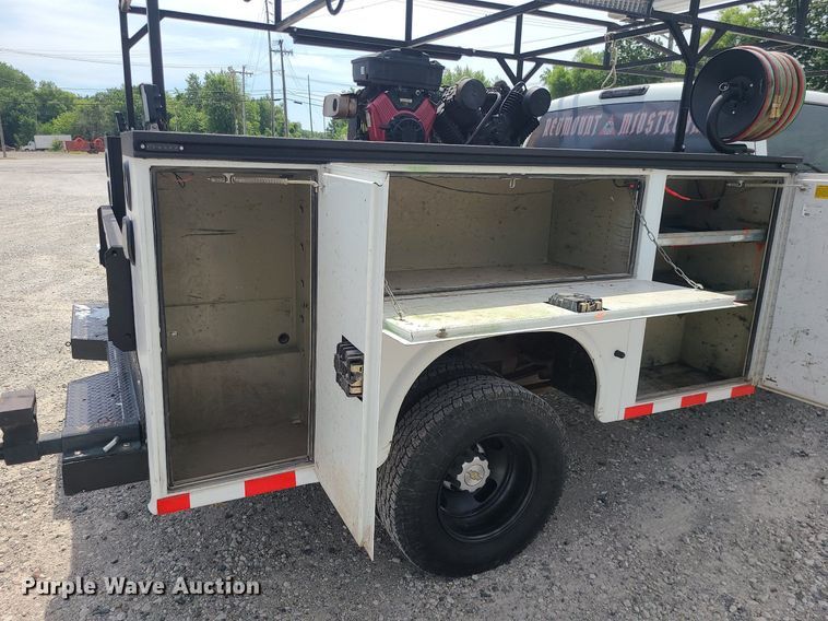 image for item MO9925 2001 Chevrolet Silverado 3500  Crew Cab utility bed pickup truck