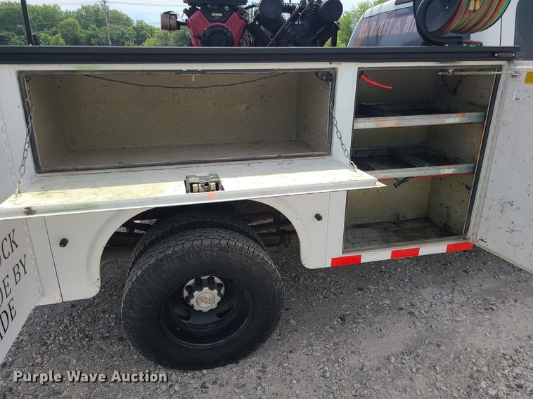 image for item MO9925 2001 Chevrolet Silverado 3500  Crew Cab utility bed pickup truck