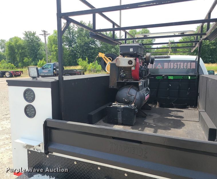 image for item MO9925 2001 Chevrolet Silverado 3500  Crew Cab utility bed pickup truck