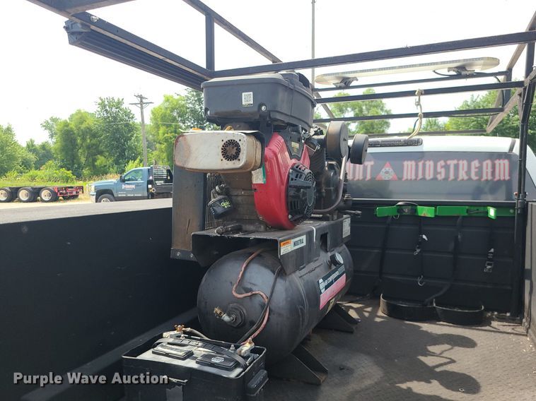 image for item MO9925 2001 Chevrolet Silverado 3500  Crew Cab utility bed pickup truck