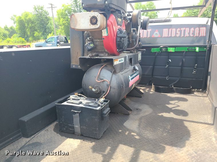 image for item MO9925 2001 Chevrolet Silverado 3500  Crew Cab utility bed pickup truck