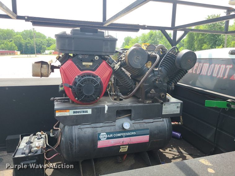 image for item MO9925 2001 Chevrolet Silverado 3500  Crew Cab utility bed pickup truck