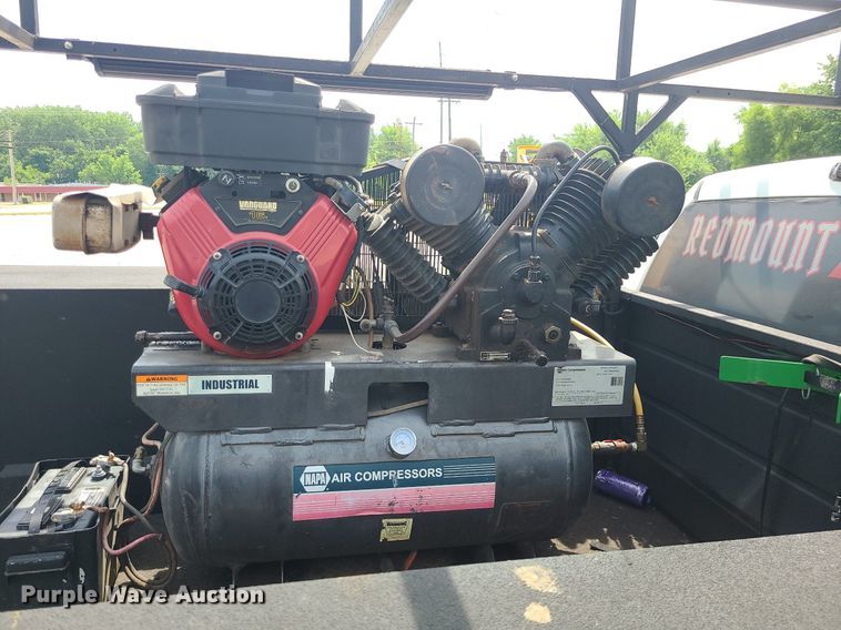 image for item MO9925 2001 Chevrolet Silverado 3500  Crew Cab utility bed pickup truck