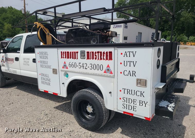 image for item MO9925 2001 Chevrolet Silverado 3500  Crew Cab utility bed pickup truck