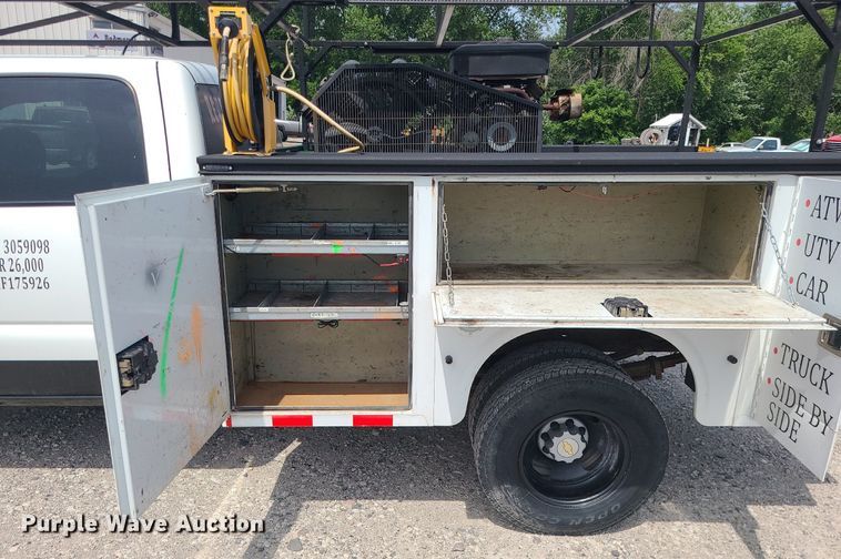 image for item MO9925 2001 Chevrolet Silverado 3500  Crew Cab utility bed pickup truck