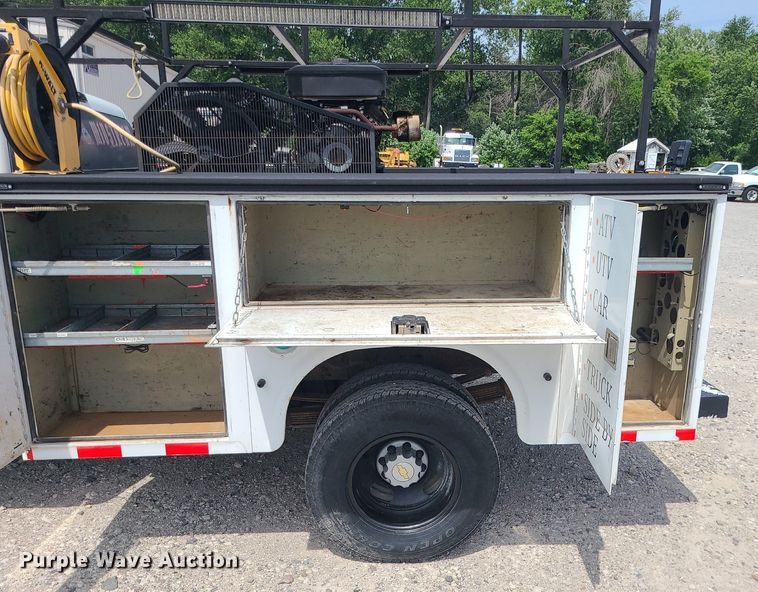 image for item MO9925 2001 Chevrolet Silverado 3500  Crew Cab utility bed pickup truck