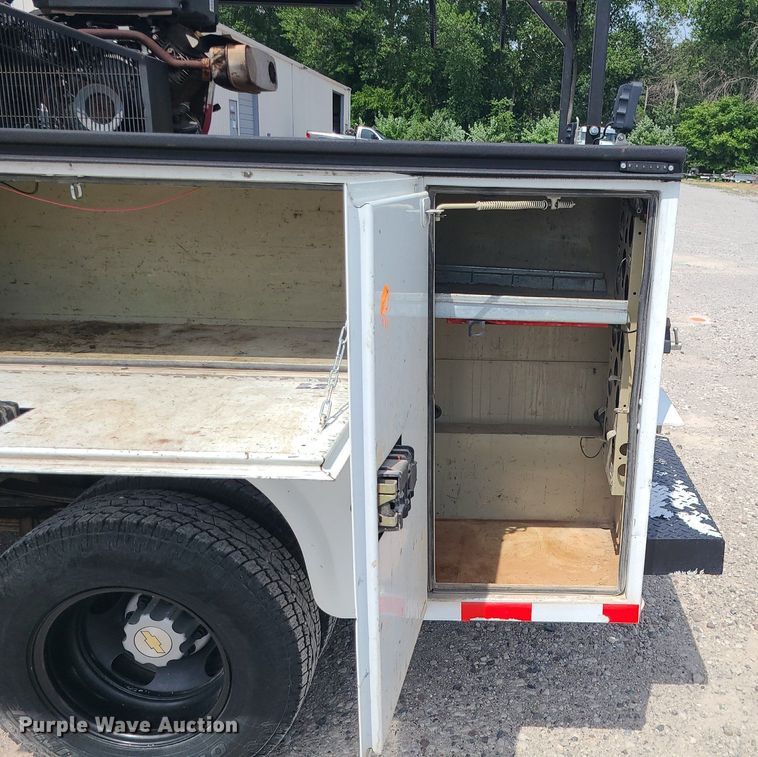 image for item MO9925 2001 Chevrolet Silverado 3500  Crew Cab utility bed pickup truck