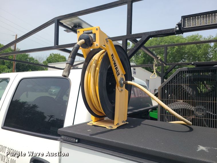 image for item MO9925 2001 Chevrolet Silverado 3500  Crew Cab utility bed pickup truck