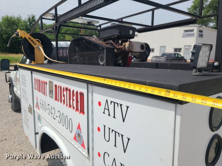 image for item MO9925 2001 Chevrolet Silverado 3500  Crew Cab utility bed pickup truck