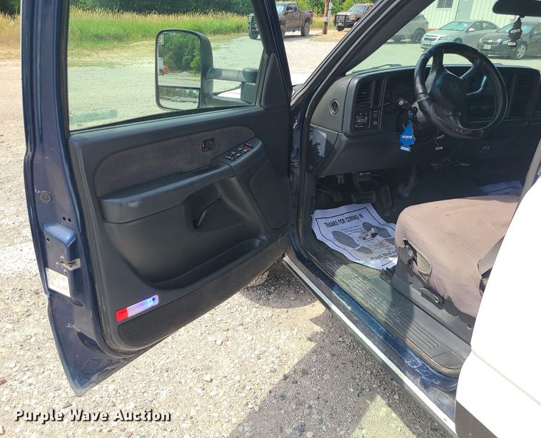 image for item MO9925 2001 Chevrolet Silverado 3500  Crew Cab utility bed pickup truck