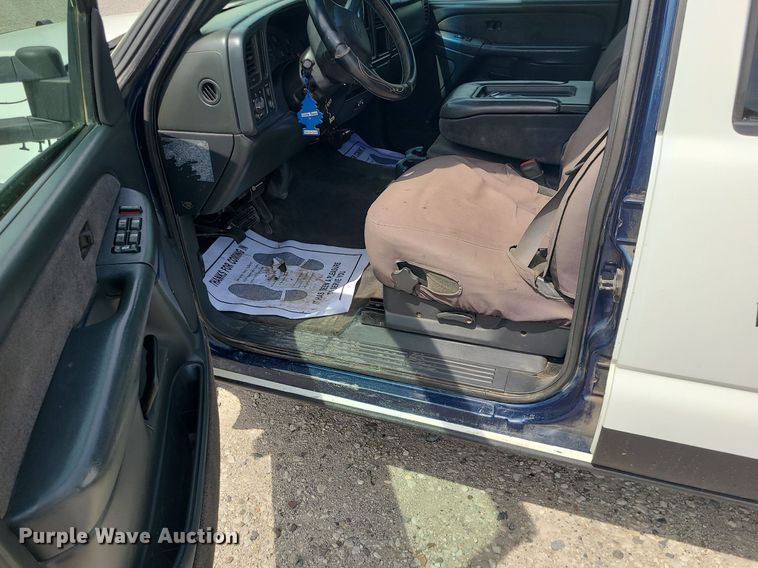 image for item MO9925 2001 Chevrolet Silverado 3500  Crew Cab utility bed pickup truck