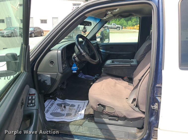 image for item MO9925 2001 Chevrolet Silverado 3500  Crew Cab utility bed pickup truck