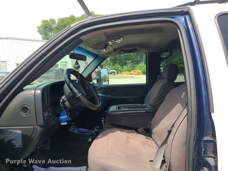 image for item MO9925 2001 Chevrolet Silverado 3500  Crew Cab utility bed pickup truck