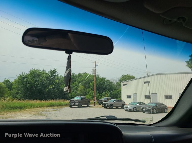 image for item MO9925 2001 Chevrolet Silverado 3500  Crew Cab utility bed pickup truck