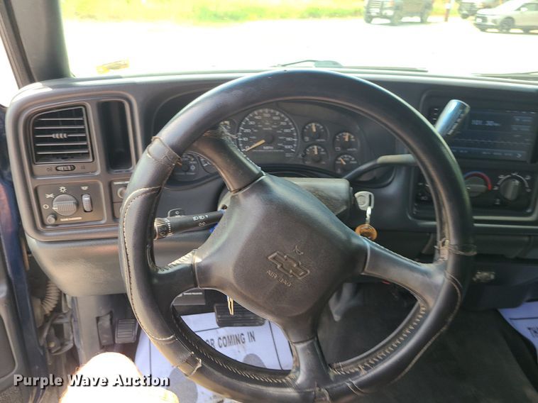 image for item MO9925 2001 Chevrolet Silverado 3500  Crew Cab utility bed pickup truck