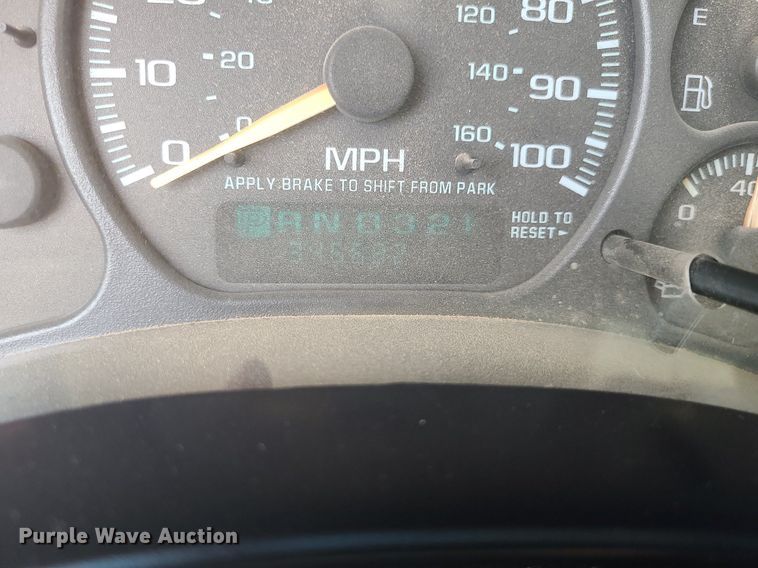 image for item MO9925 2001 Chevrolet Silverado 3500  Crew Cab utility bed pickup truck