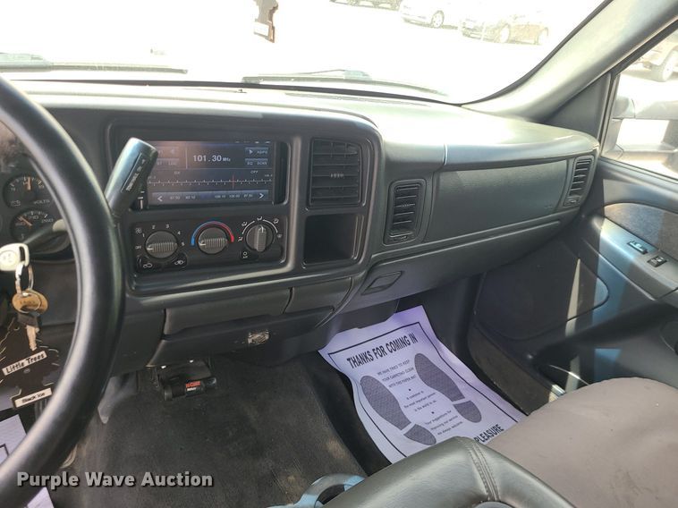 image for item MO9925 2001 Chevrolet Silverado 3500  Crew Cab utility bed pickup truck