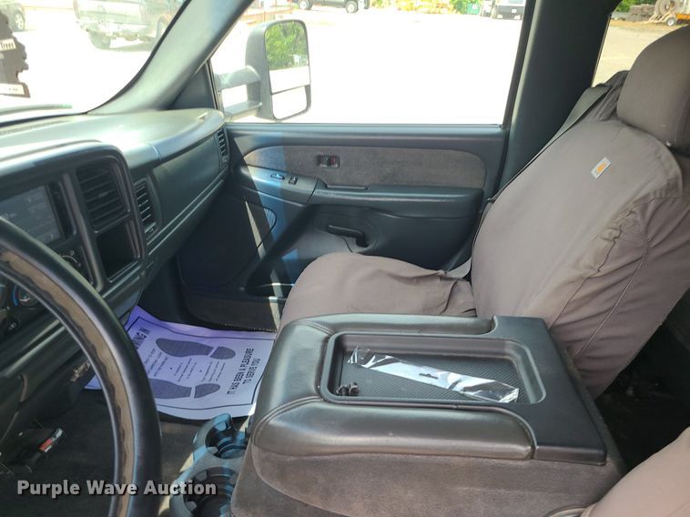 image for item MO9925 2001 Chevrolet Silverado 3500  Crew Cab utility bed pickup truck