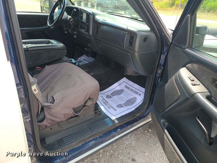 image for item MO9925 2001 Chevrolet Silverado 3500  Crew Cab utility bed pickup truck