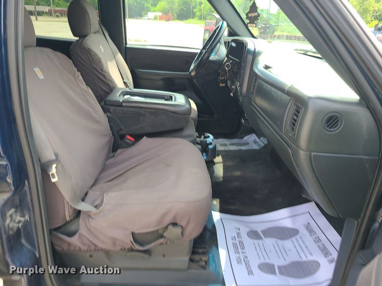 image for item MO9925 2001 Chevrolet Silverado 3500  Crew Cab utility bed pickup truck