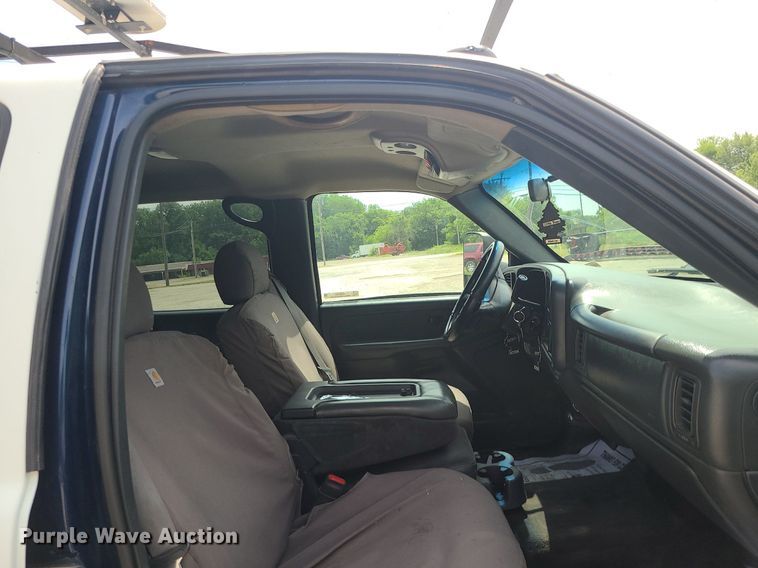 image for item MO9925 2001 Chevrolet Silverado 3500  Crew Cab utility bed pickup truck