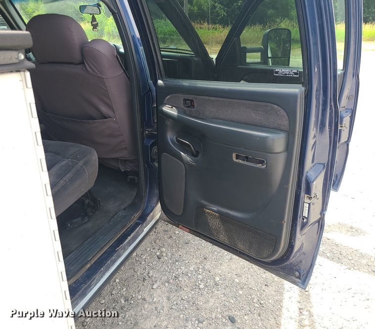 image for item MO9925 2001 Chevrolet Silverado 3500  Crew Cab utility bed pickup truck