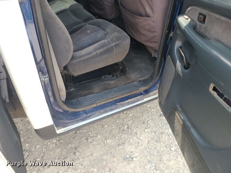 image for item MO9925 2001 Chevrolet Silverado 3500  Crew Cab utility bed pickup truck