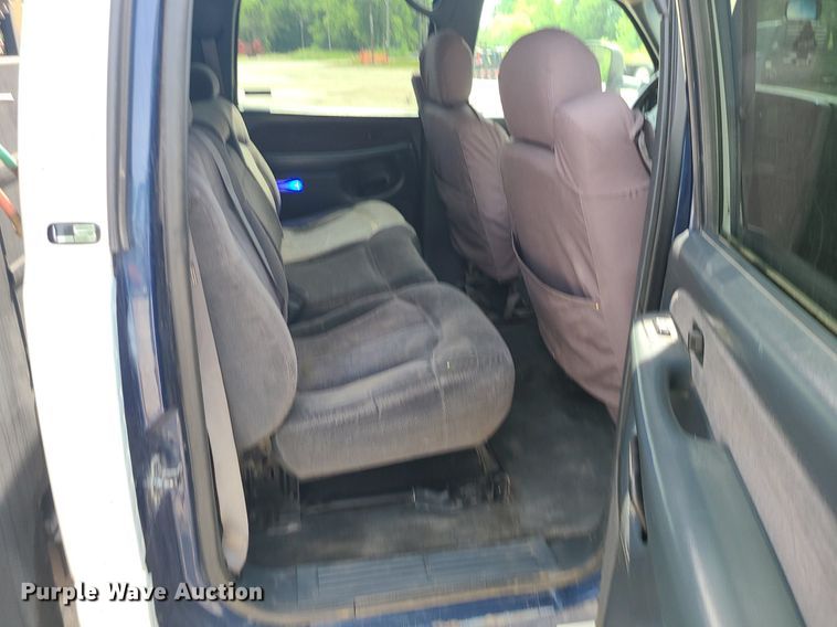 image for item MO9925 2001 Chevrolet Silverado 3500  Crew Cab utility bed pickup truck