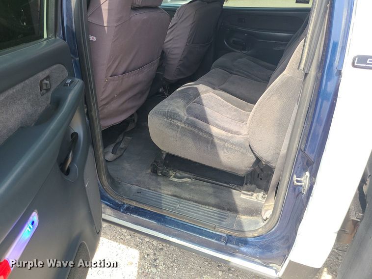 image for item MO9925 2001 Chevrolet Silverado 3500  Crew Cab utility bed pickup truck