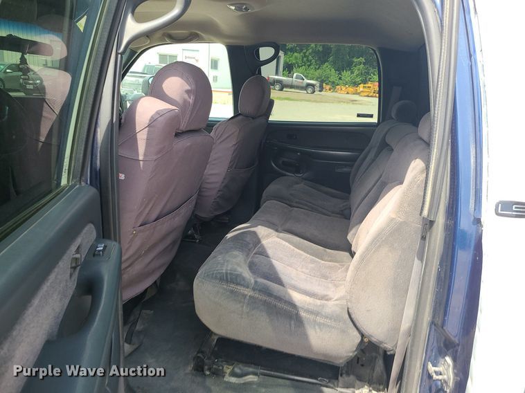 image for item MO9925 2001 Chevrolet Silverado 3500  Crew Cab utility bed pickup truck