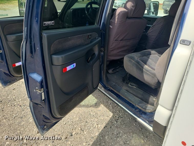 image for item MO9925 2001 Chevrolet Silverado 3500  Crew Cab utility bed pickup truck