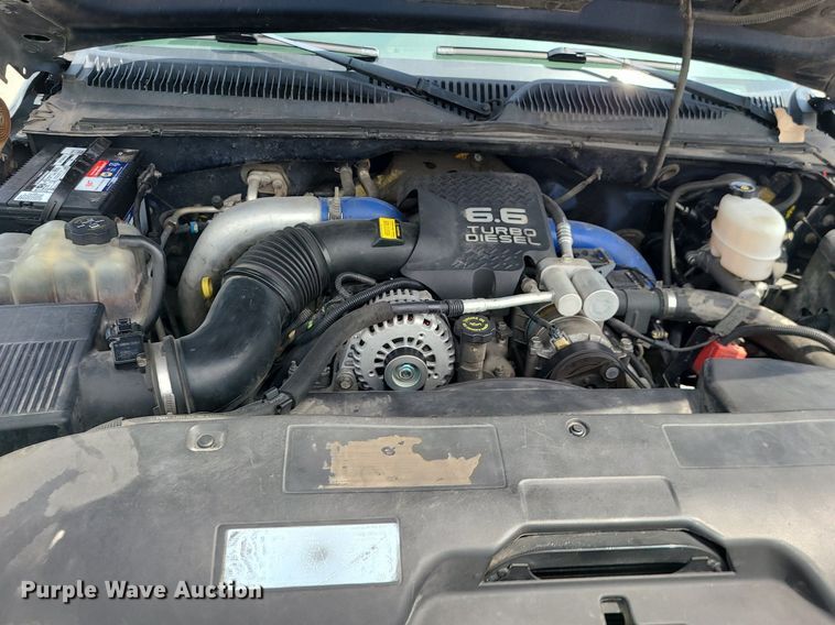 image for item MO9925 2001 Chevrolet Silverado 3500  Crew Cab utility bed pickup truck