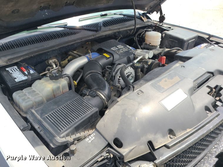 image for item MO9925 2001 Chevrolet Silverado 3500  Crew Cab utility bed pickup truck