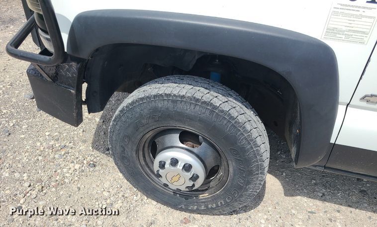 image for item MO9925 2001 Chevrolet Silverado 3500  Crew Cab utility bed pickup truck