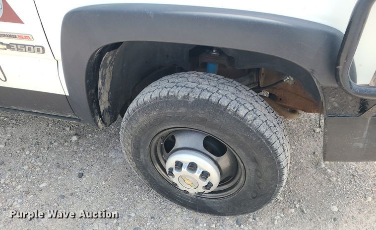 image for item MO9925 2001 Chevrolet Silverado 3500  Crew Cab utility bed pickup truck